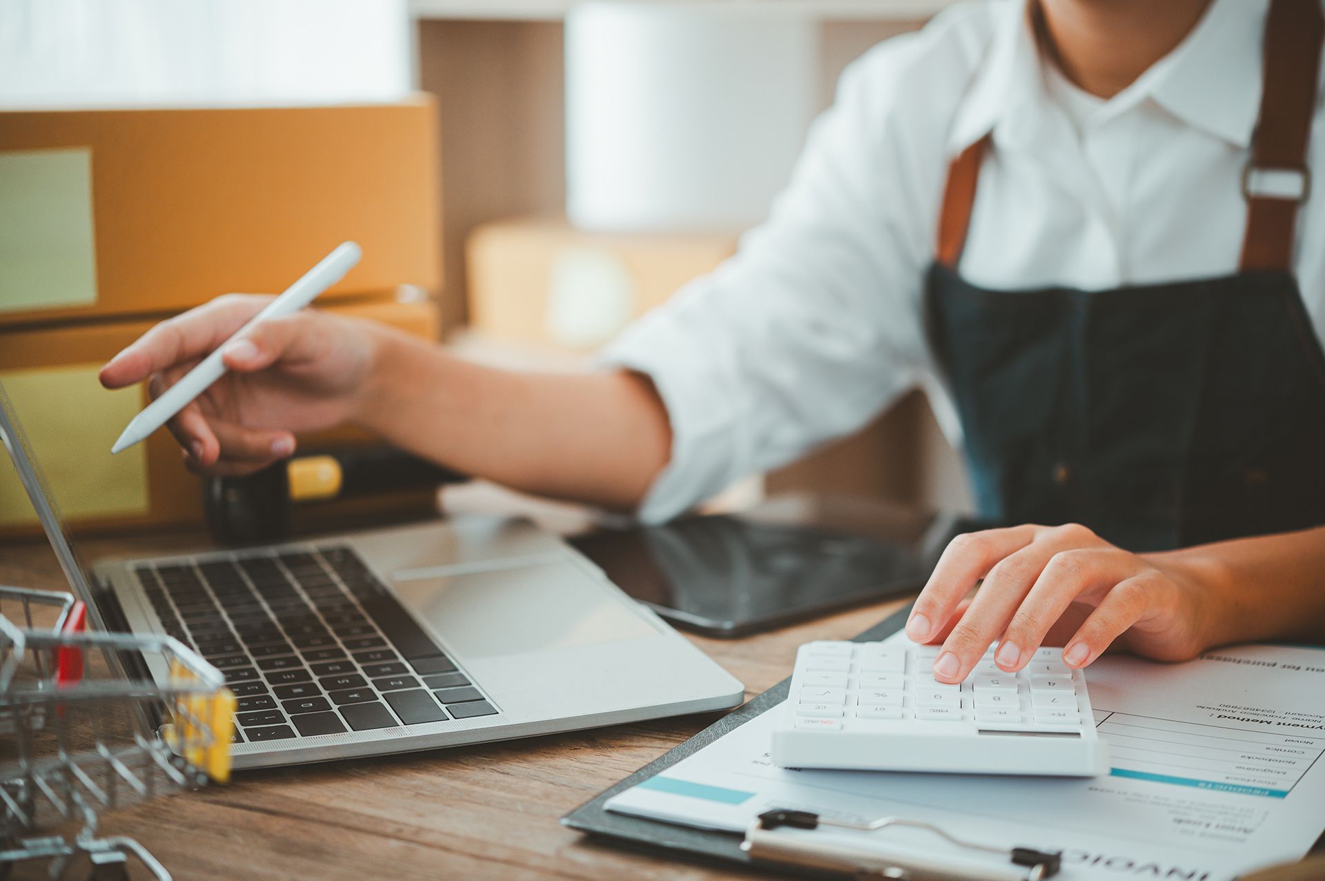Gestion de factures et documents administratifs sur ordinateur dans une entreprise.
