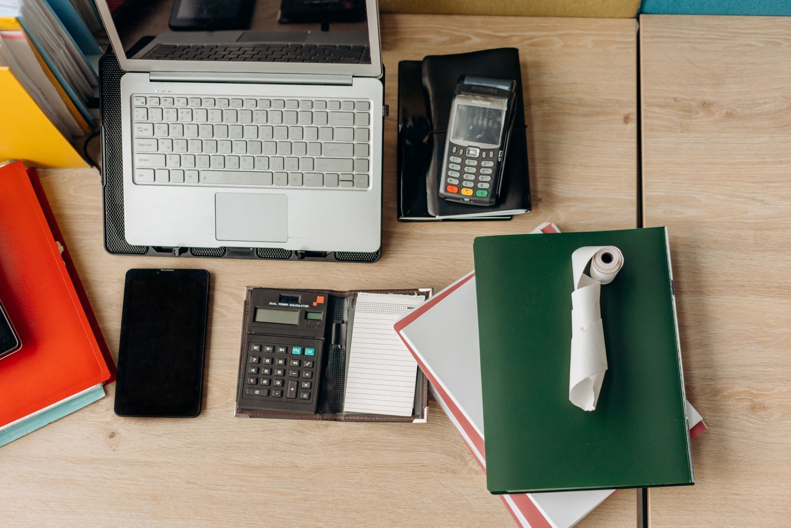 Ordinateurs portables et matériel informatique sur un bureau professionnel.