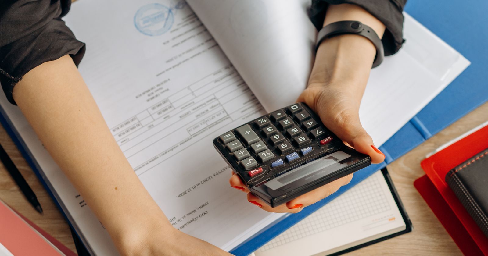 Dirigeant analysant les coûts informatiques de son entreprise.
