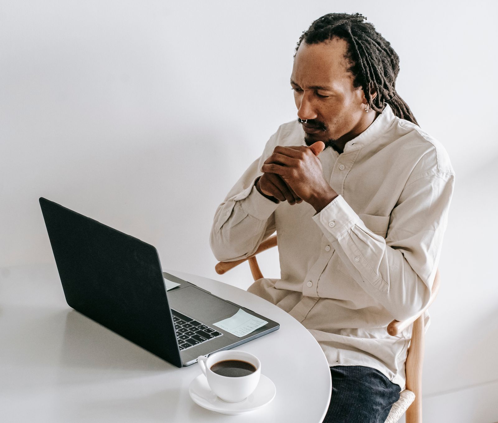 Personne examinant un email suspect sur son ordinateur.
