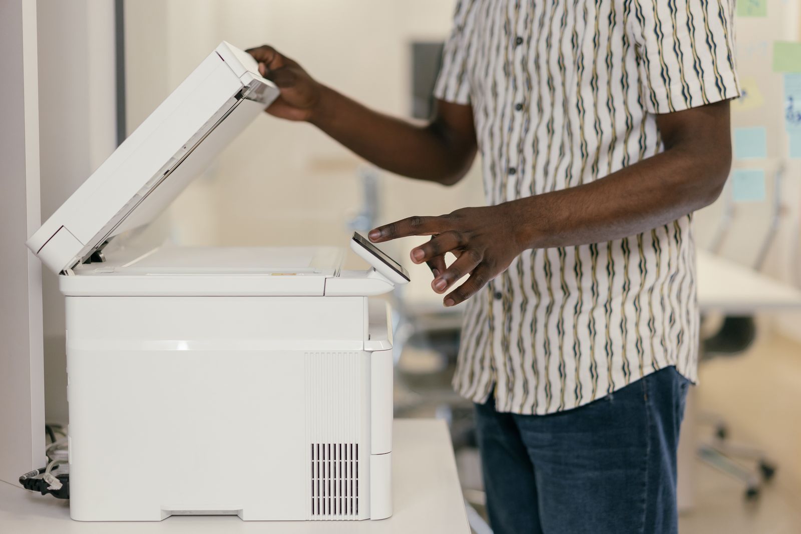 Imprimante réseau dans le bureau d'une petite entreprise.