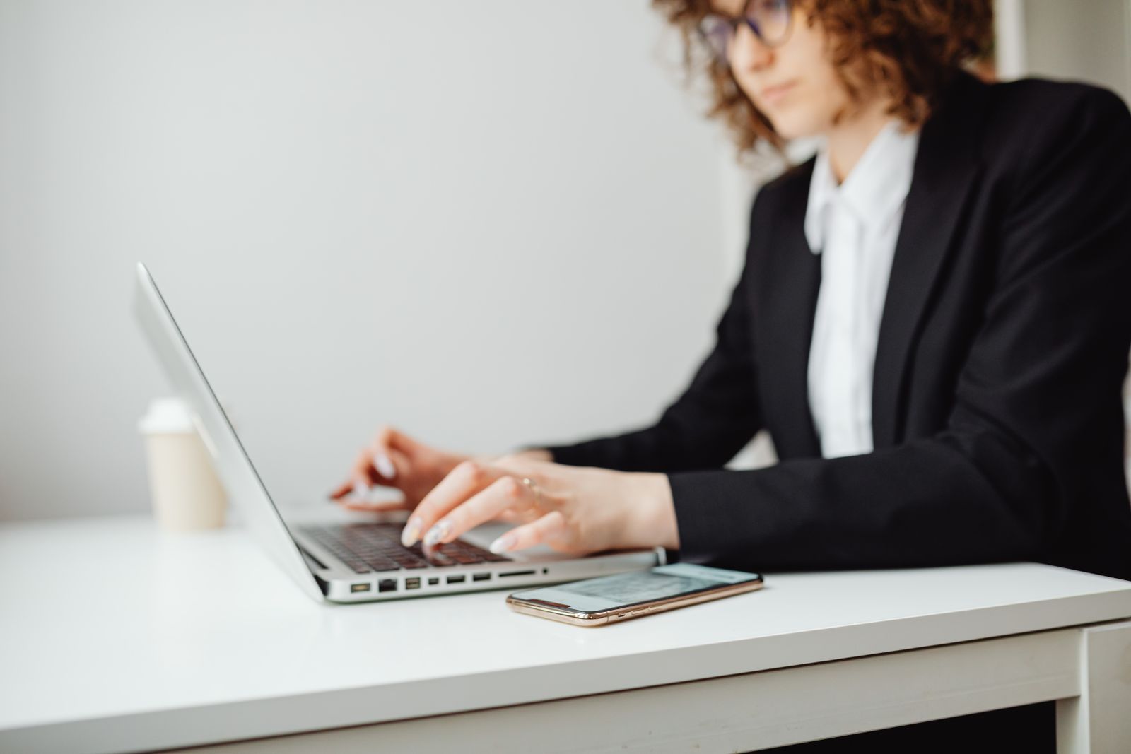 Personne organisant sa messagerie professionnelle à l'écran.