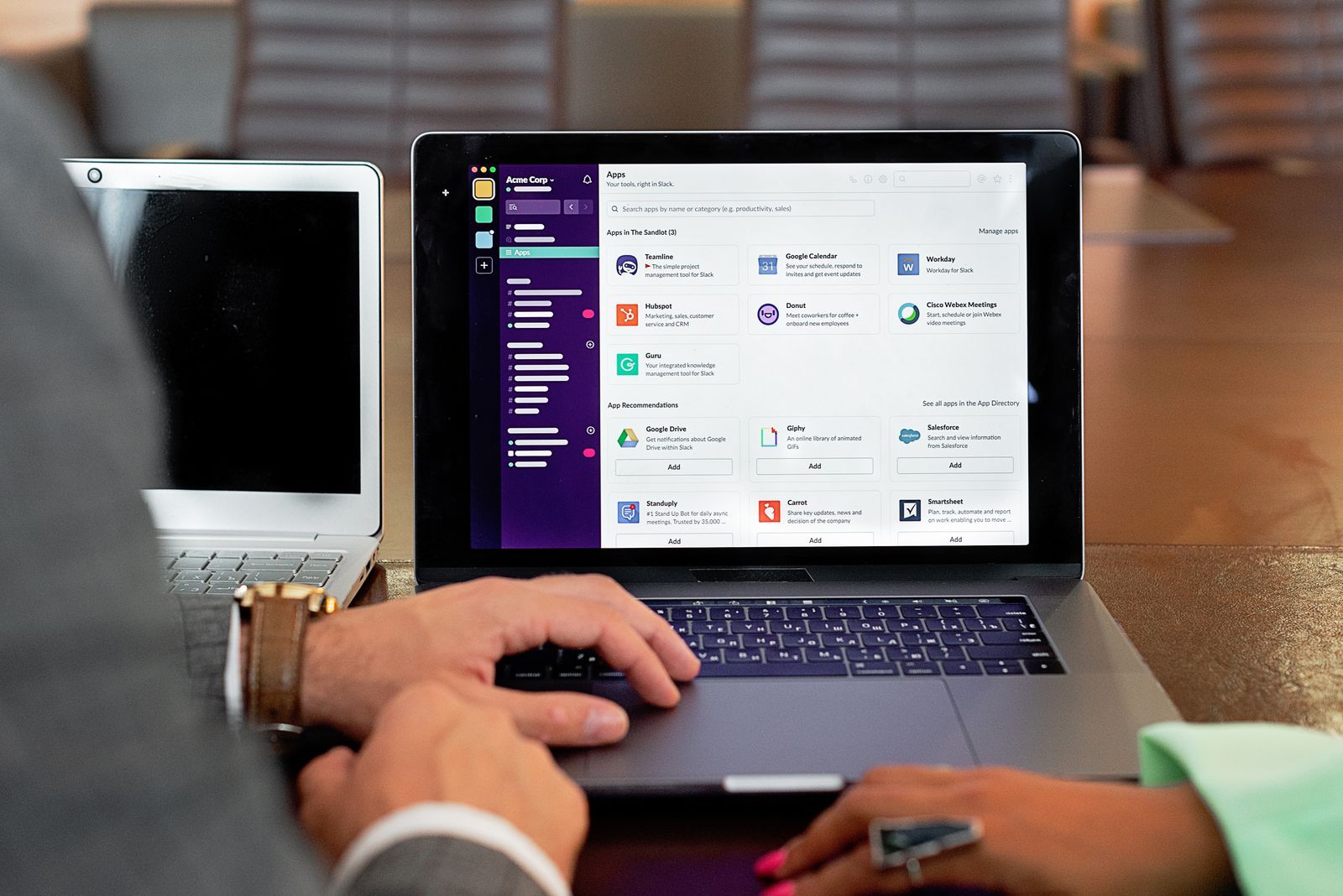 Personne comparant des applications de productivité sur un ordinateur portable.