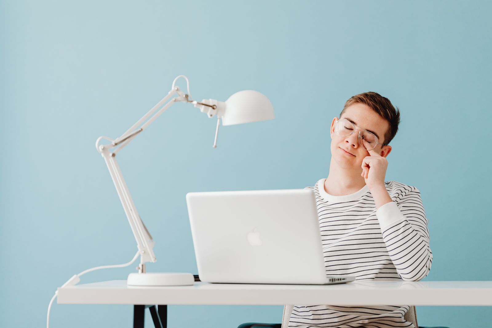 Office worker waiting in front of a slow laptop.