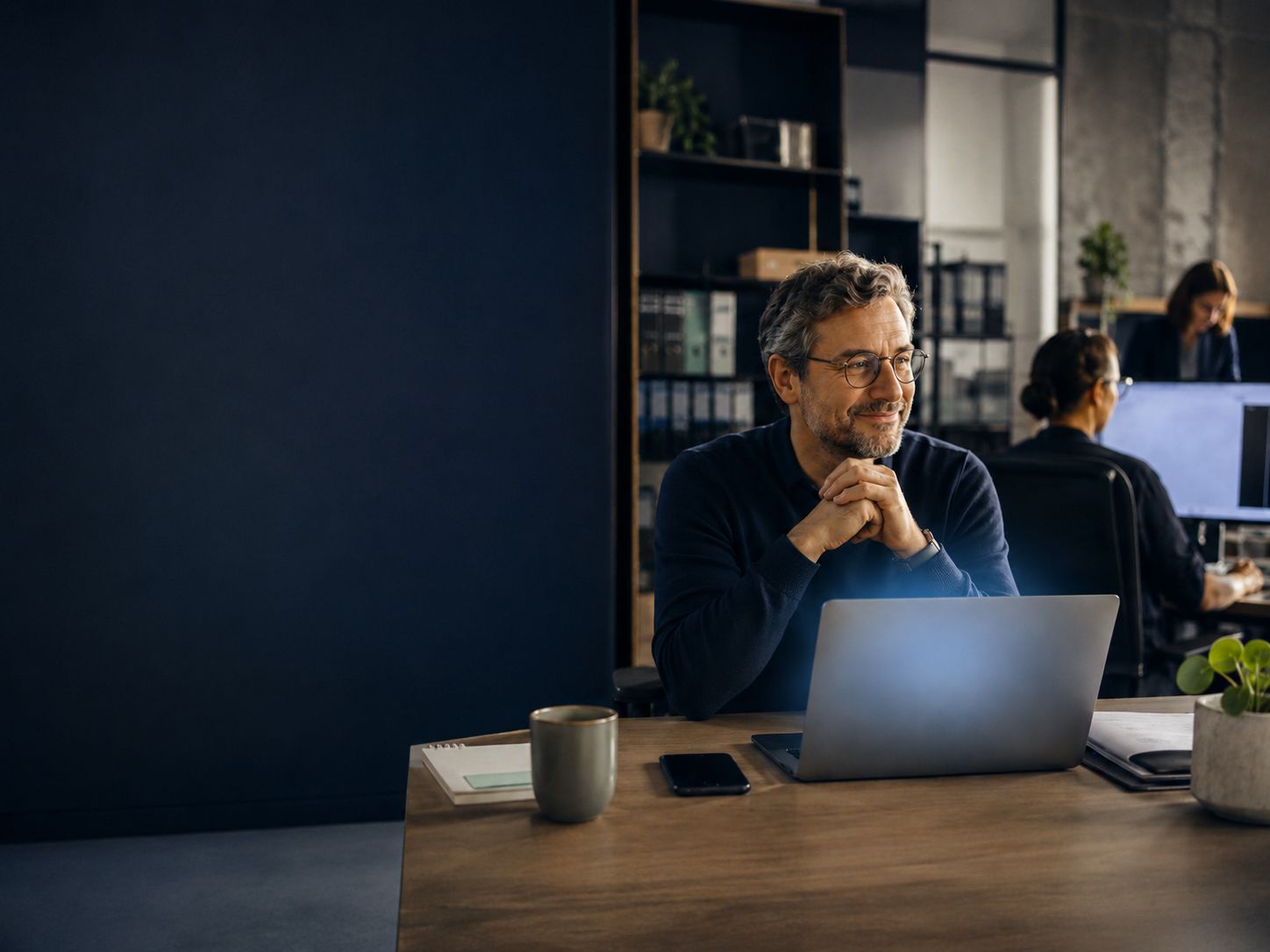 Dirigeante de petite entreprise travaillant sur un ordinateur portable dans son commerce.