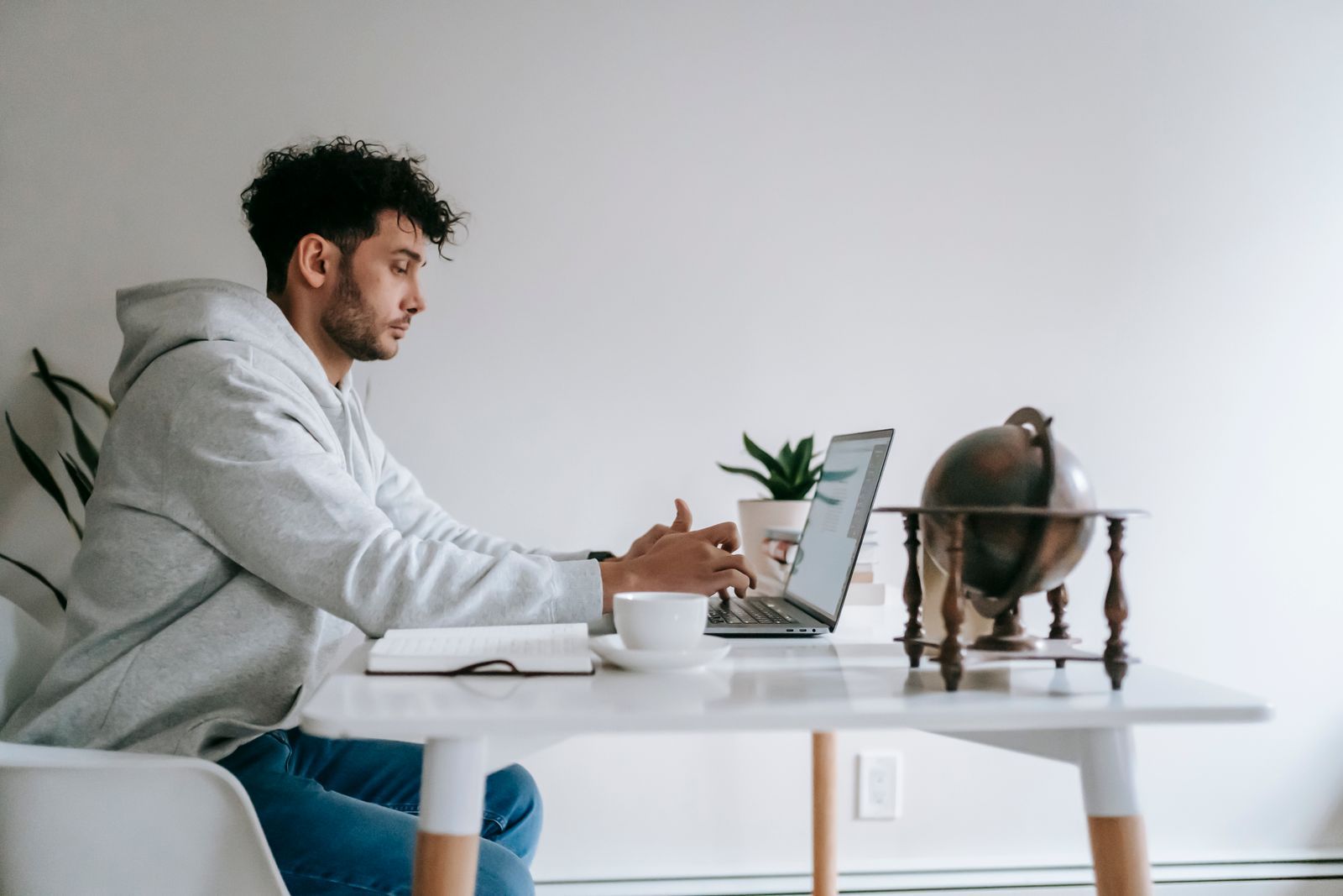 Personne en télétravail connectée à distance sur un portable.